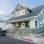 Luxury 4-Bed Home In Riverside Heights!