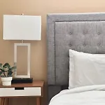 Relaxing 2-Br Apt With Pool Hot Tub Gym And Basketball Court Access