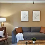 Relaxing 2-Br Apt With Pool Hot Tub Gym And Basketball Court Access