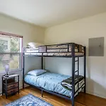 Cozy 2Br Home Near Unr With Large Deck & Parking