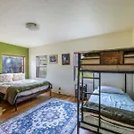 Cozy 2Br Home Near Unr With Large Deck & Parking