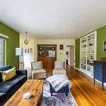Cozy 2Br Home Near Unr With Large Deck & Parking