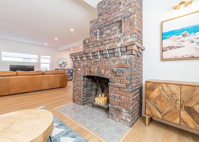 Luxury 4-Bed Home In Riverside Heights!