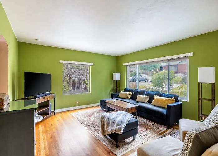 Cozy 2Br Home Near Unr With Large Deck & Parking