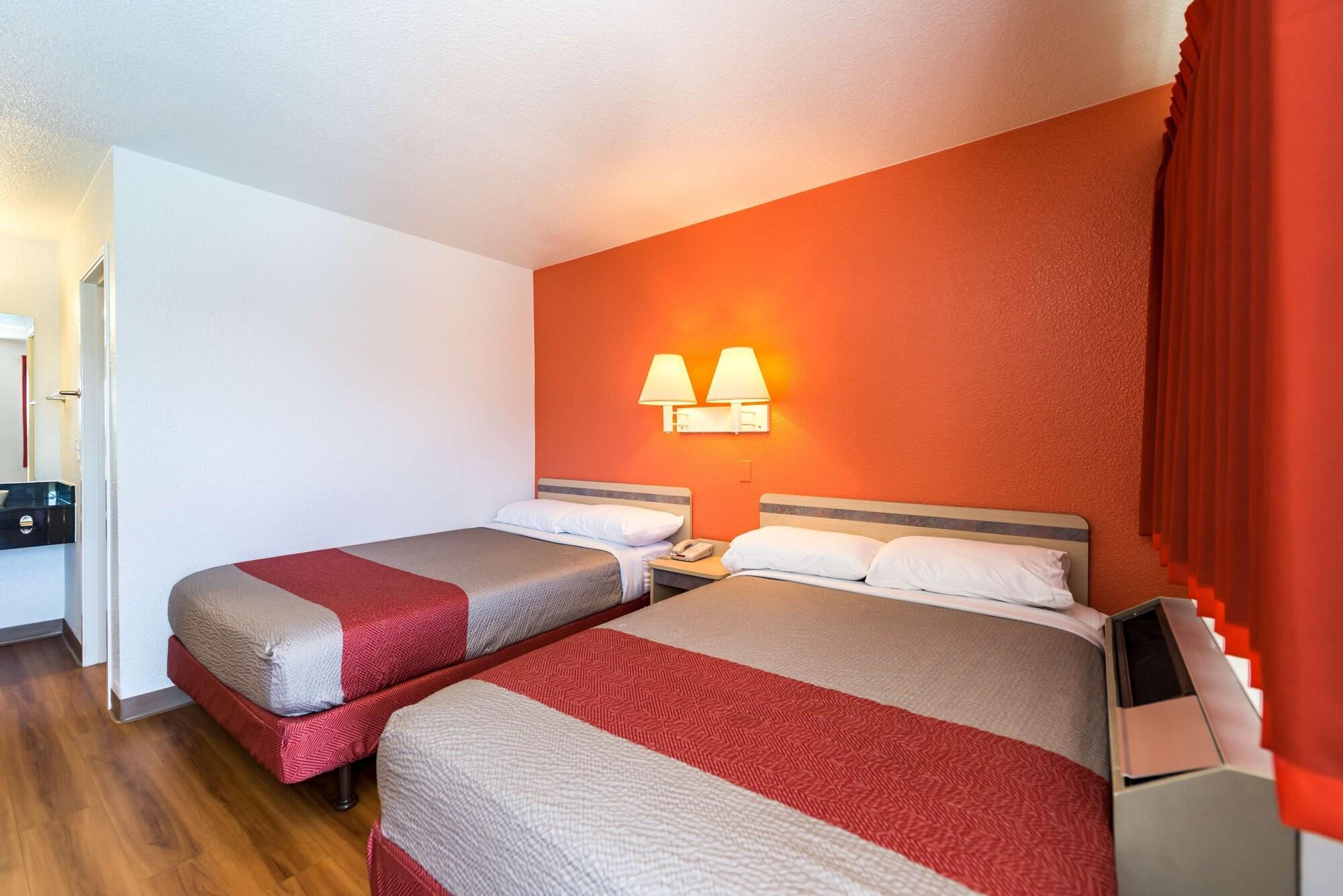 Hotel 6-reno, Nv - Virginia Plumb Reno