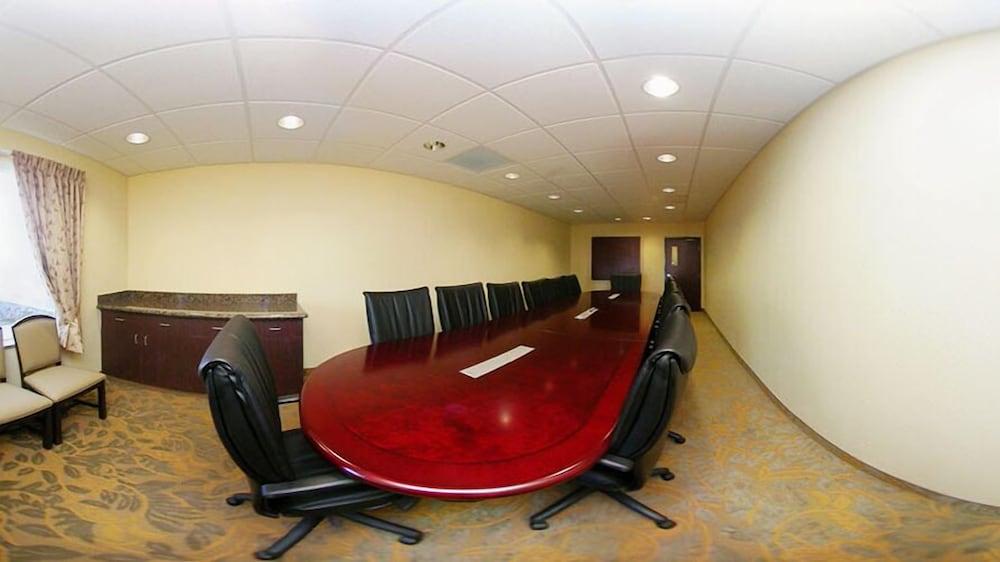 Comfort & Airport Convention Center 3*