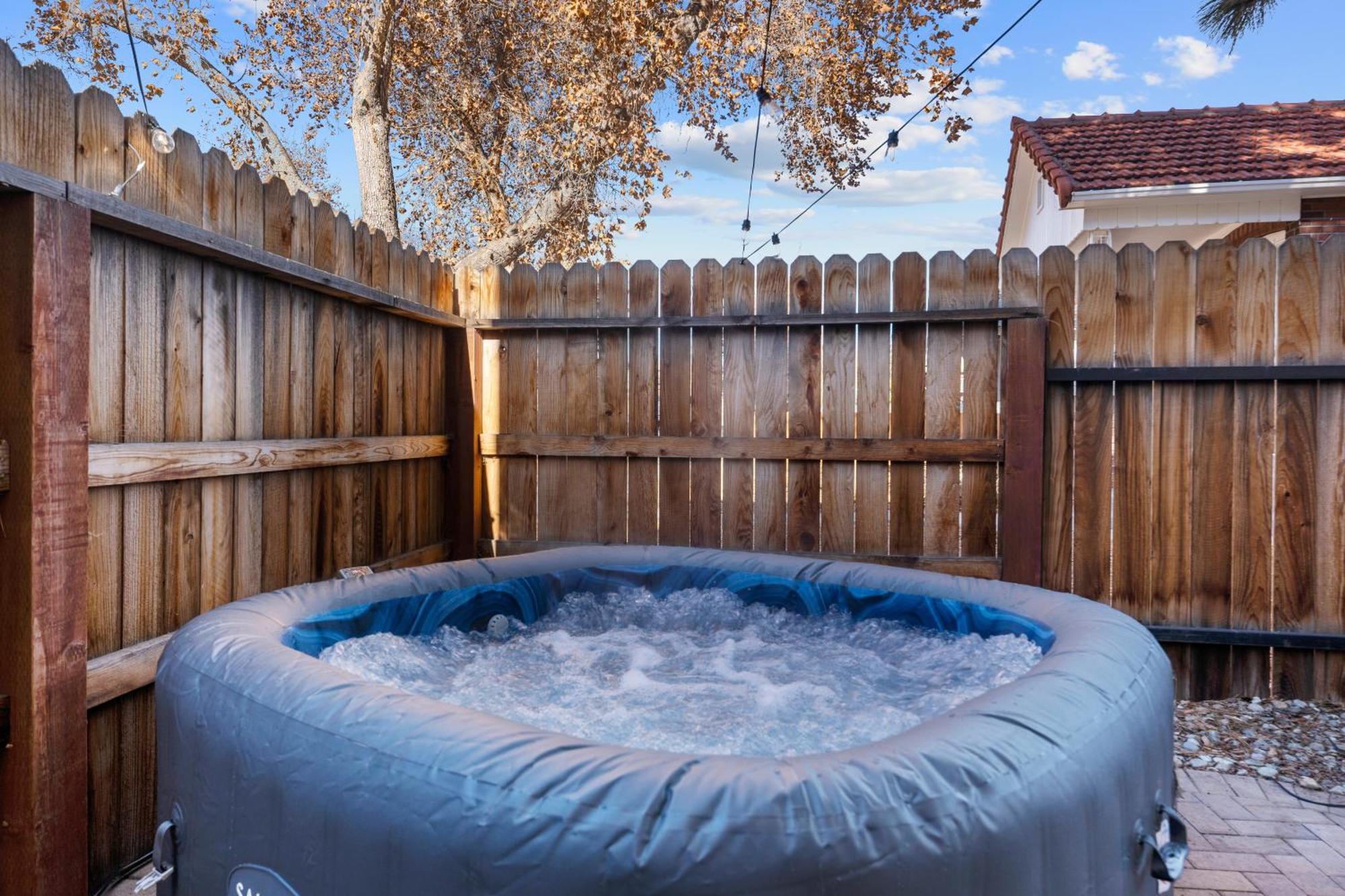 Hot Tub Firepit Patio Walk To Midtown Downtown Apartment *