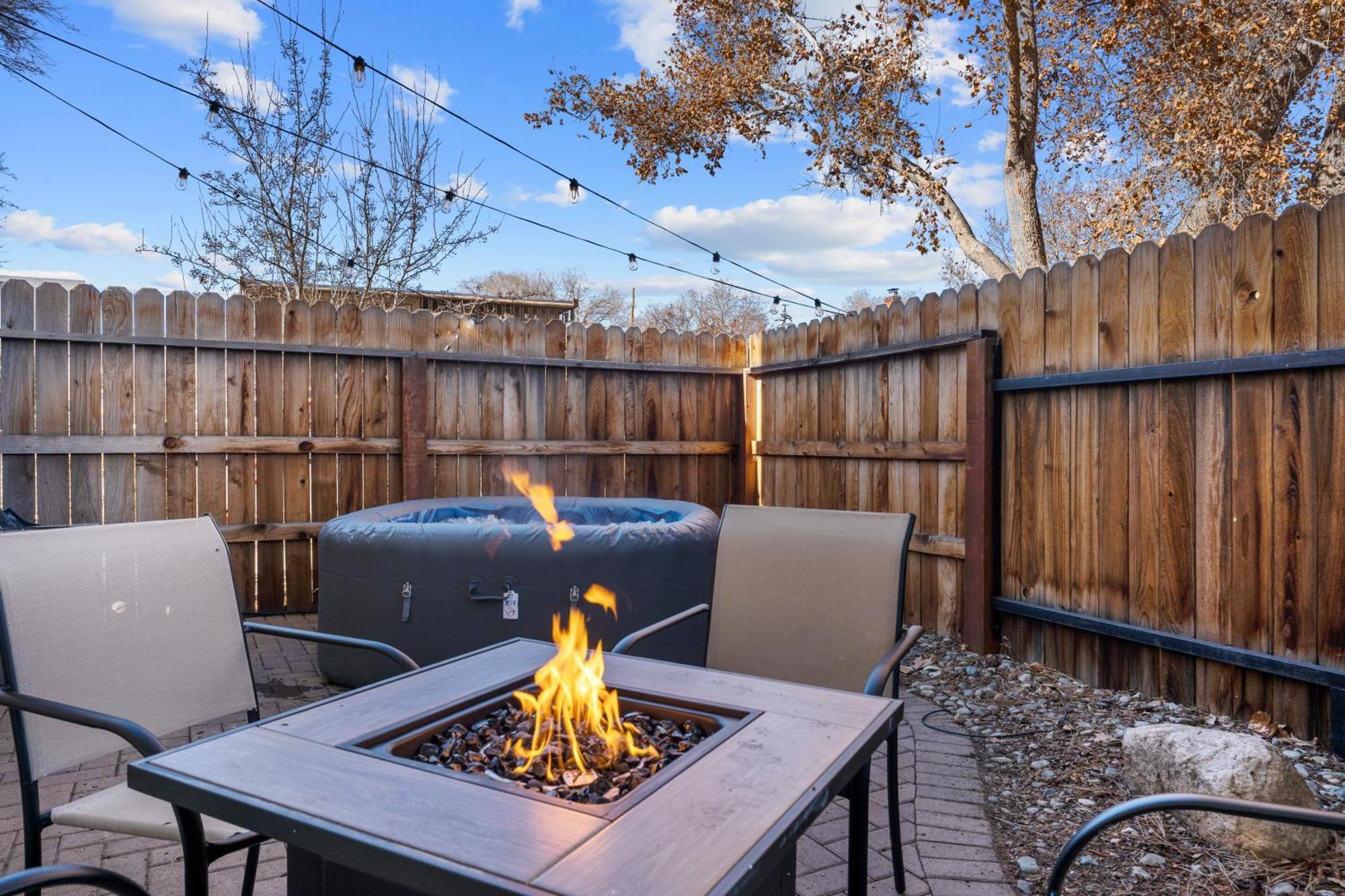 Hot Tub Firepit Patio Walk To Midtown Downtown Apartment Reno