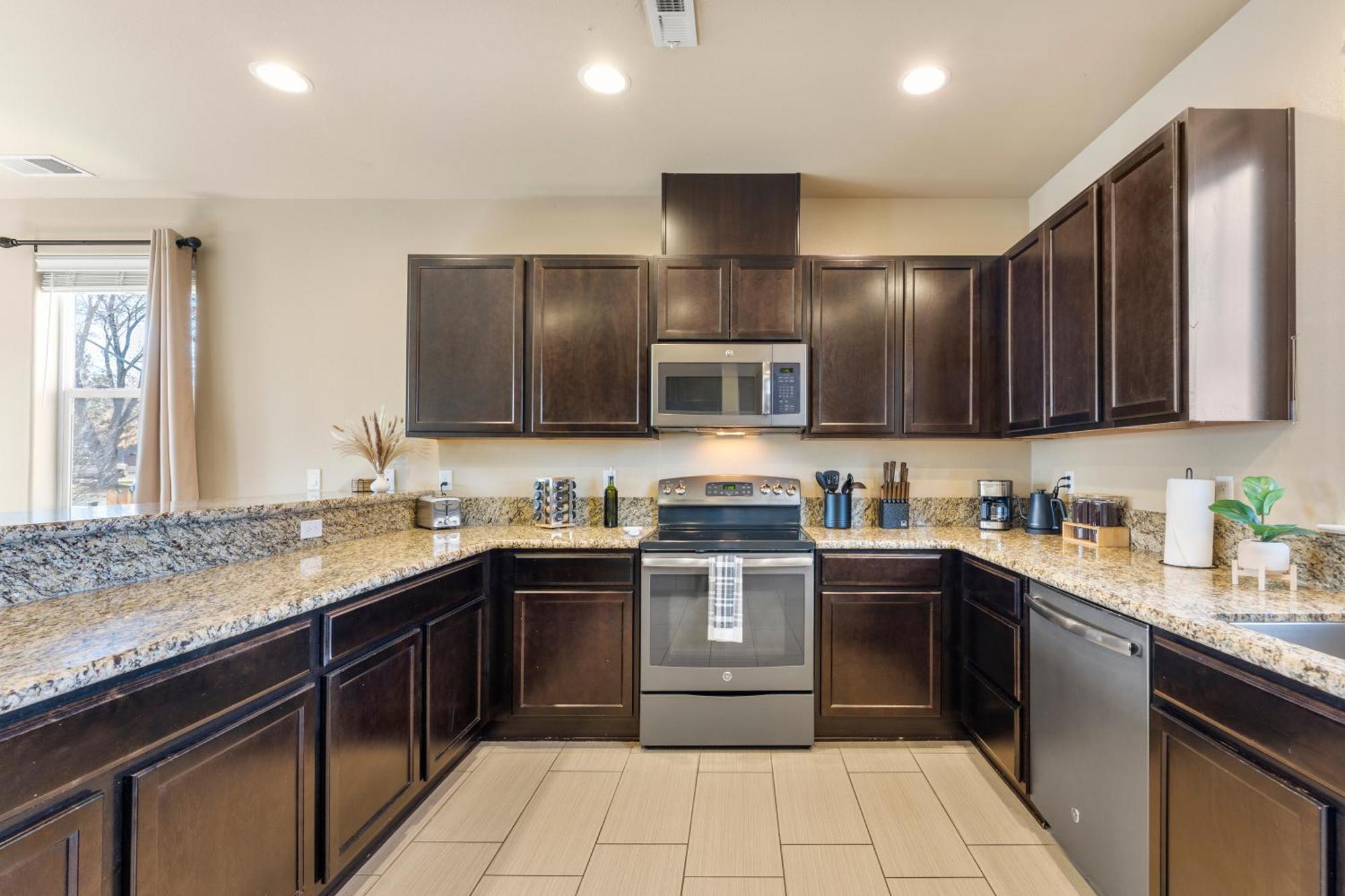 Hot Tub Firepit Patio Walk To Midtown Downtown Apartment *