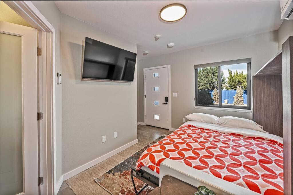 Downtown Chic Studio, Your Stylish Haven