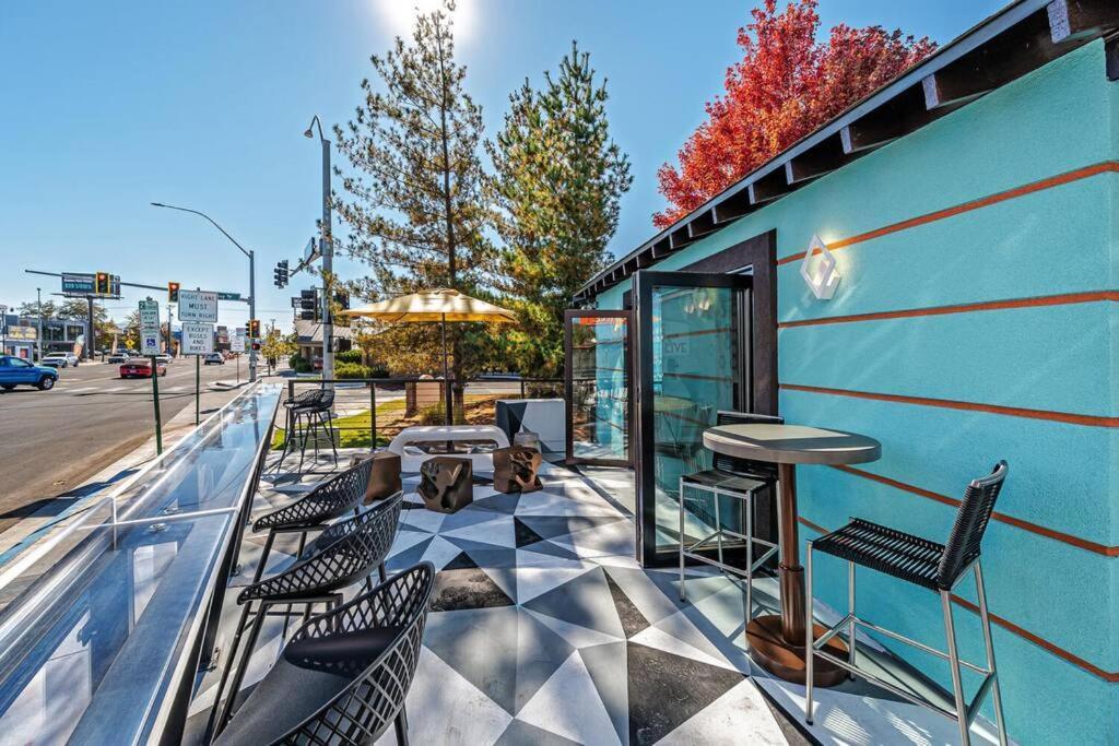 Downtown Chic Studio, Your Stylish Haven Apartment *