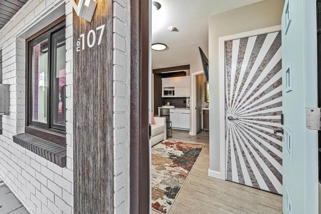 Downtown Chic Studio, Your Stylish Haven Apartment Reno