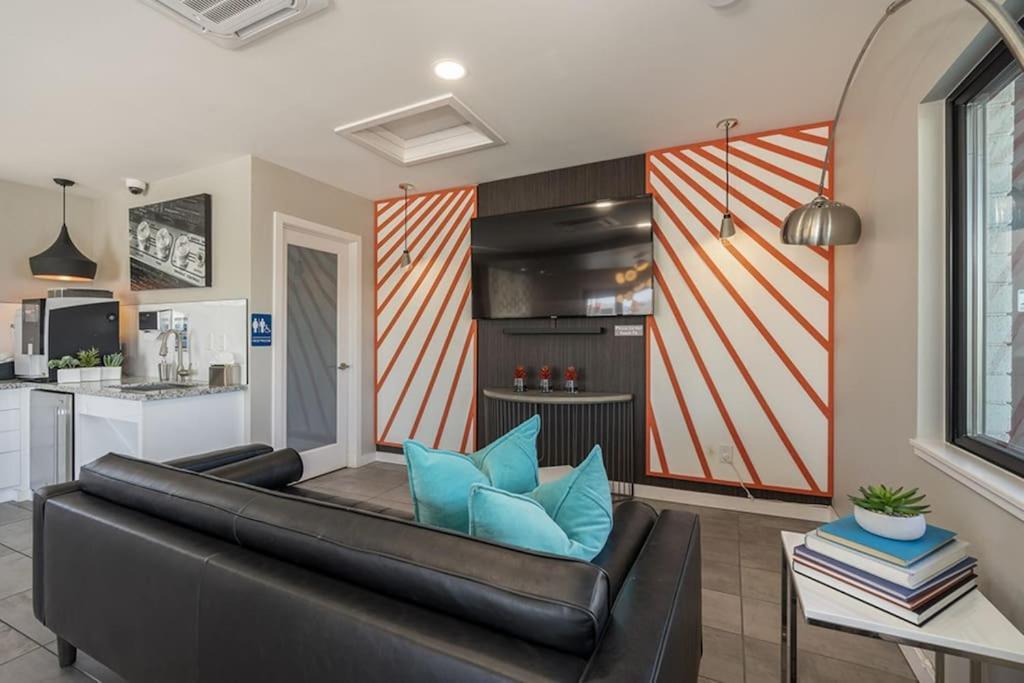 Downtown Chic Studio, Your Stylish Haven * Reno