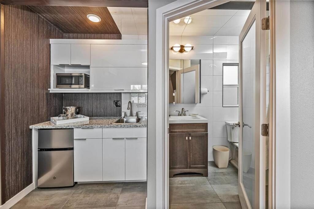 Downtown Chic Studio, Your Stylish Haven Apartment *