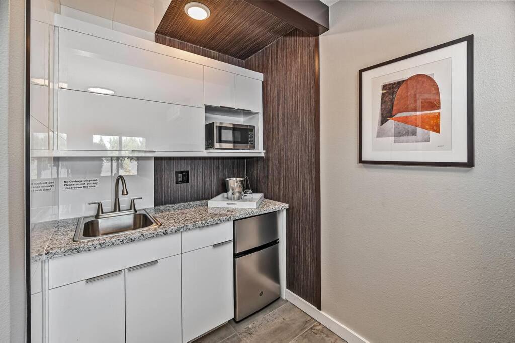 Downtown Chic Studio, Your Stylish Haven * Reno