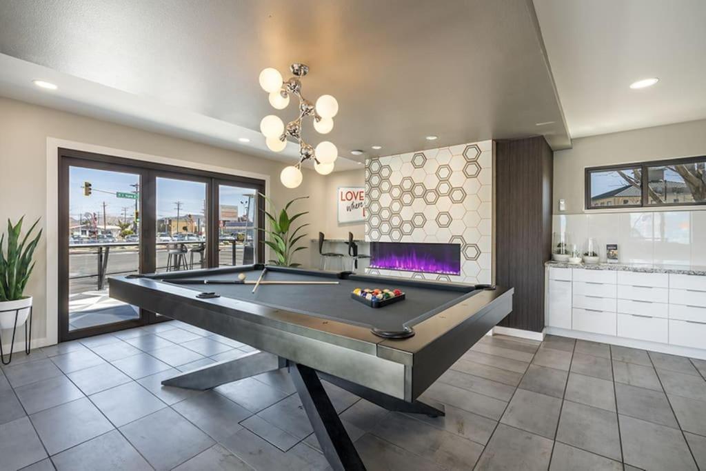 Downtown Chic Studio, Your Stylish Haven *