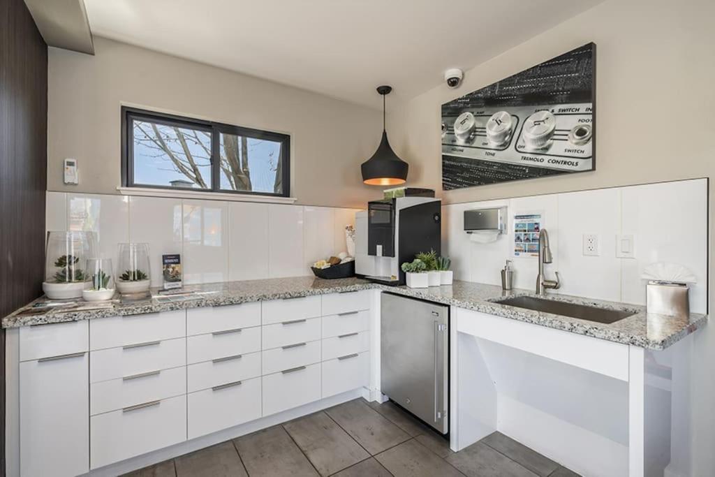 Downtown Chic Studio, Your Stylish Haven Apartment Reno