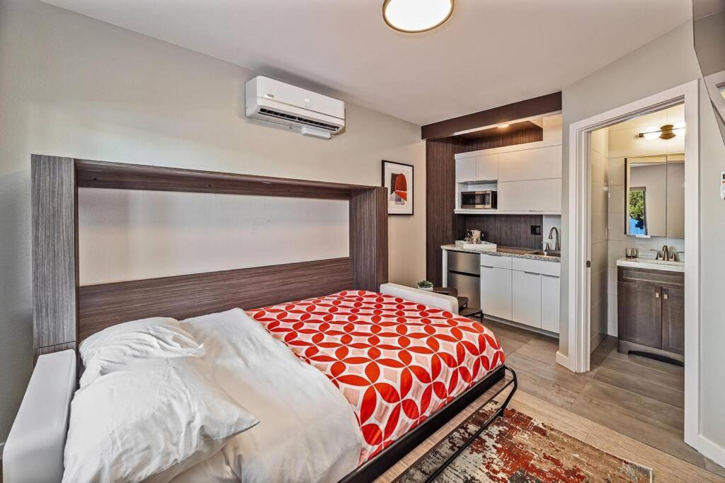 Downtown Chic Studio, Your Stylish Haven