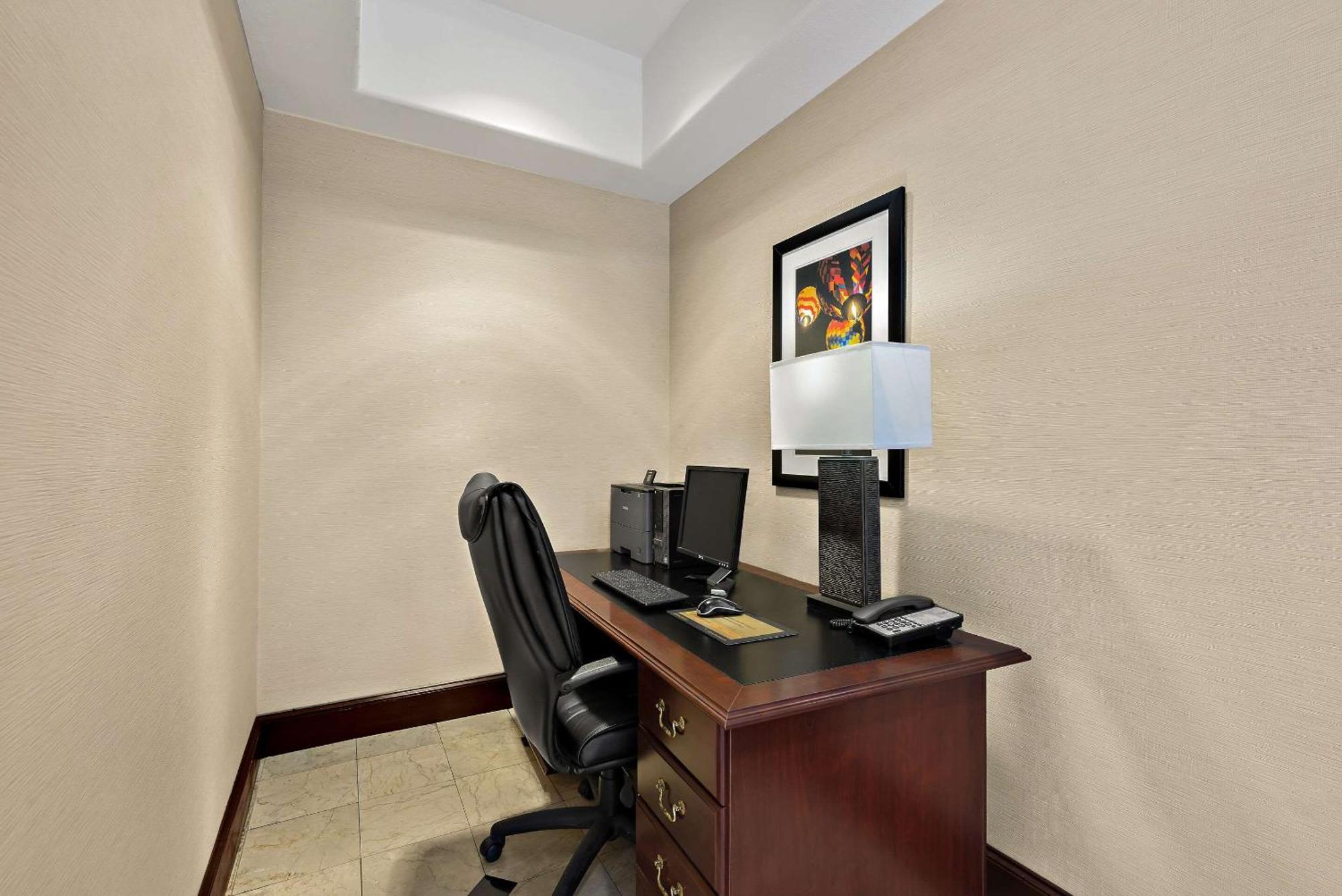 Comfort & Airport Convention Center 3*