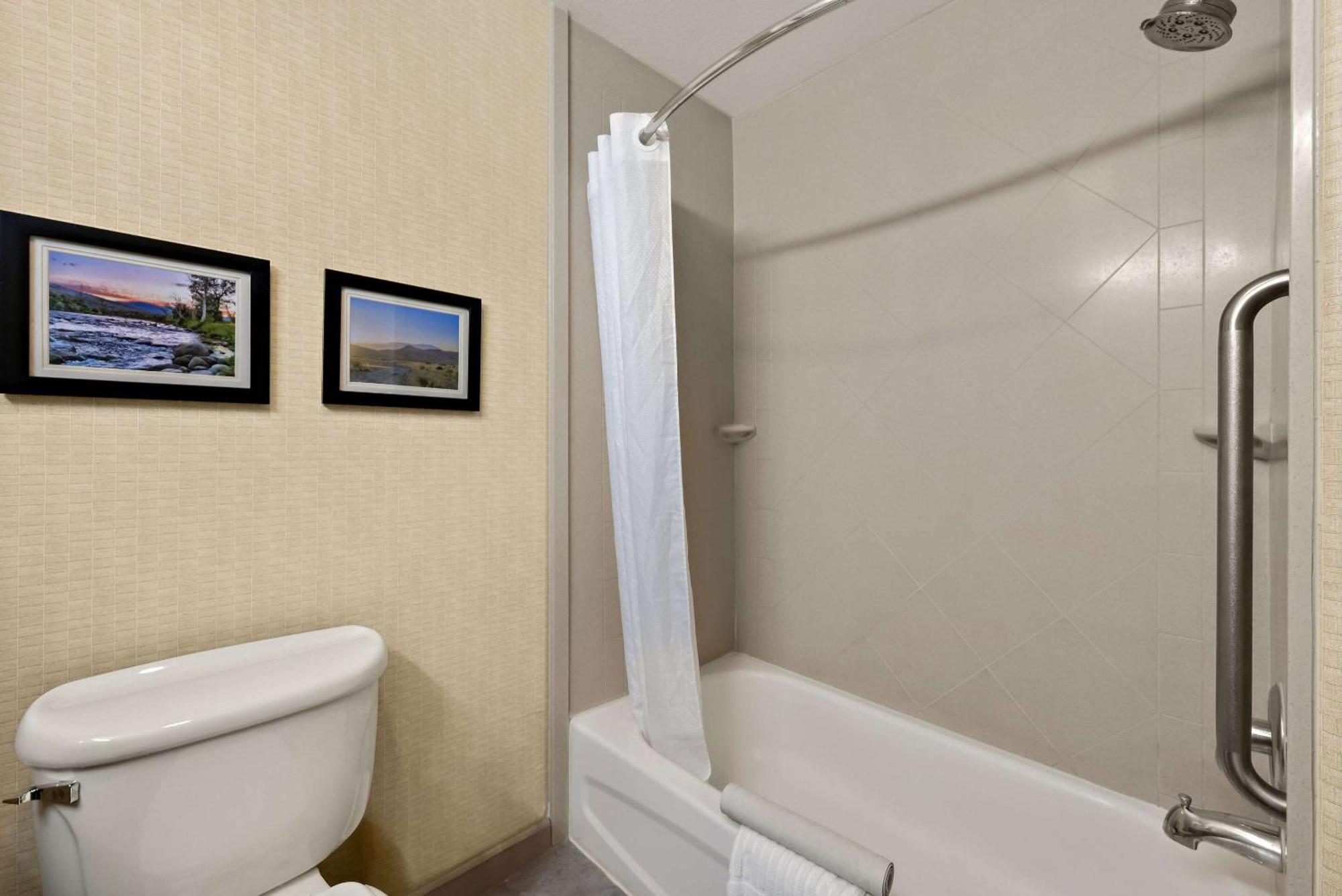 Comfort & Airport Convention Center
