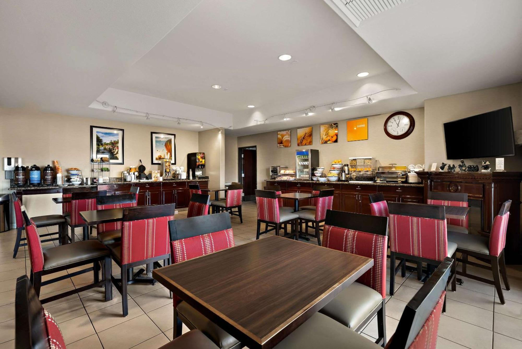 Hotel Comfort & Airport Convention Center