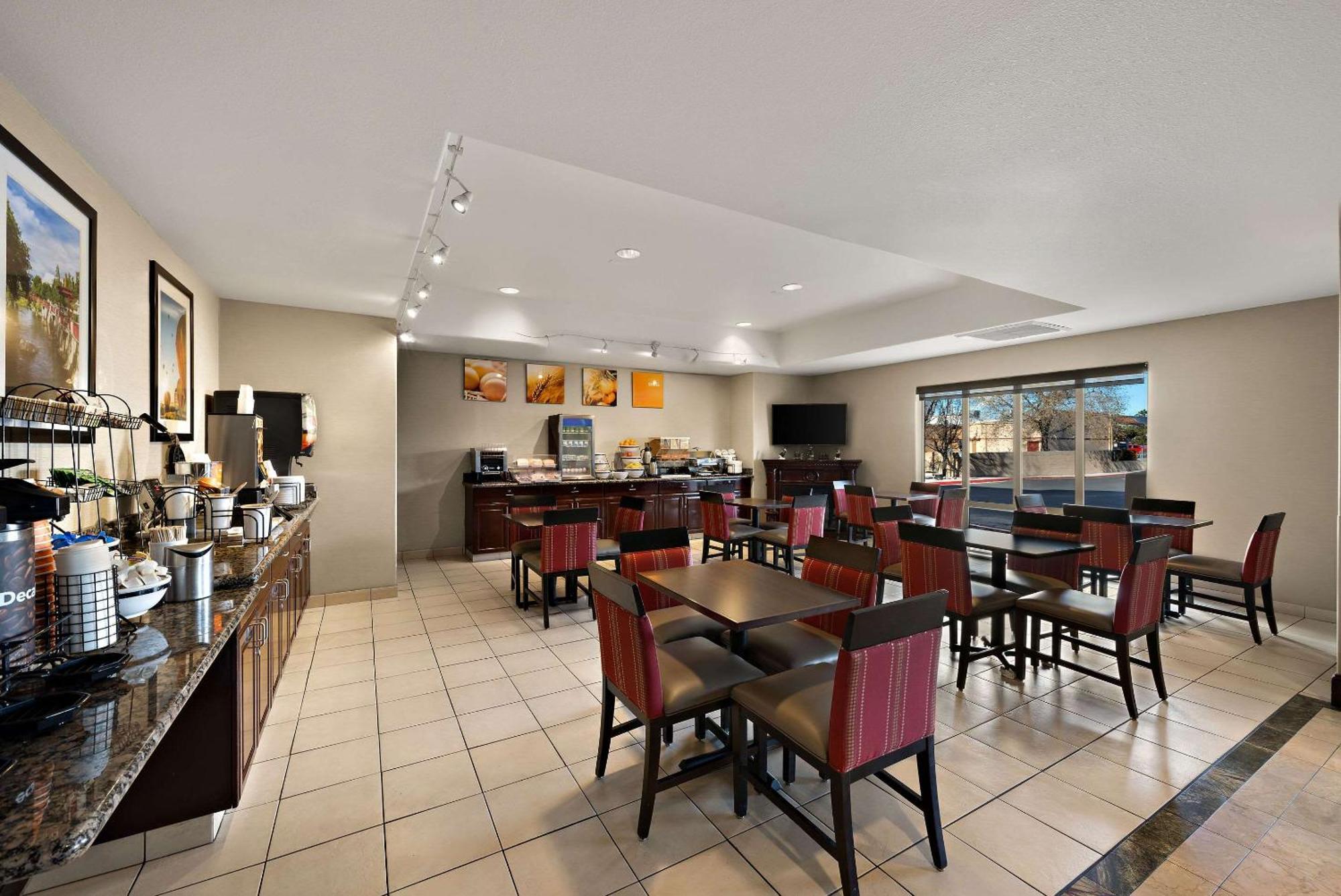 Hotel Comfort & Airport Convention Center 3*