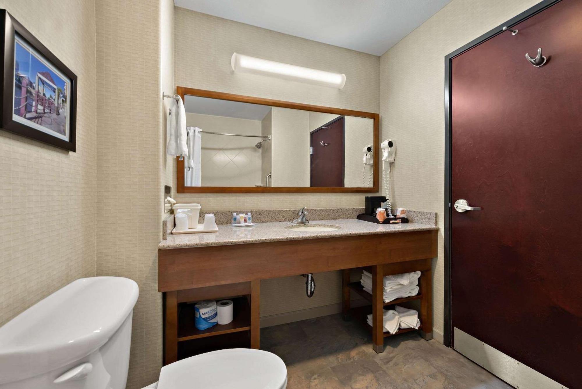 Comfort & Airport Convention Center Hotel Reno