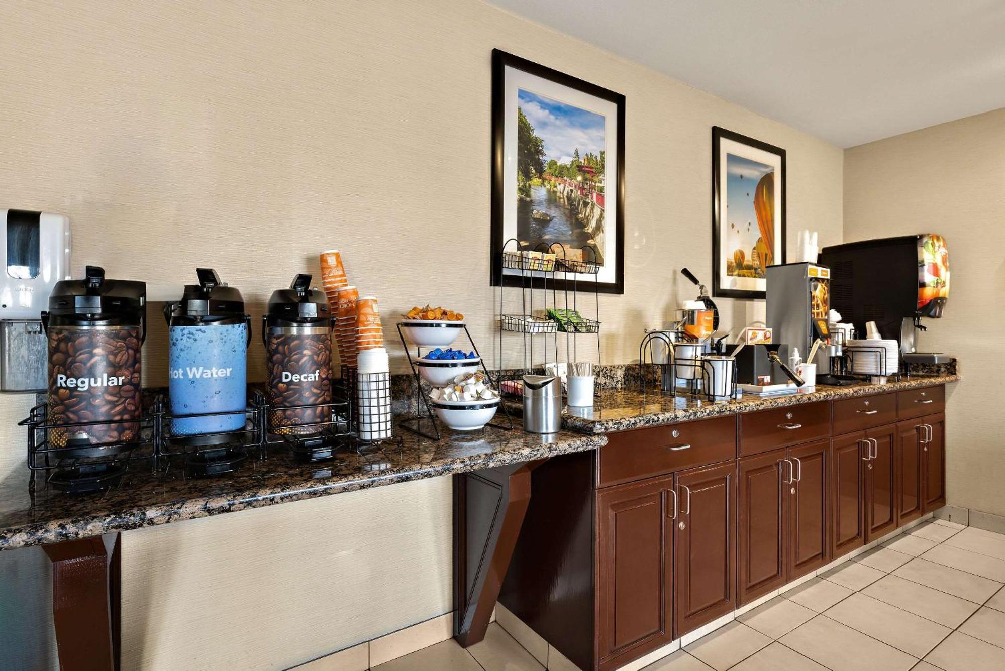 Comfort & Airport Convention Center Hotel