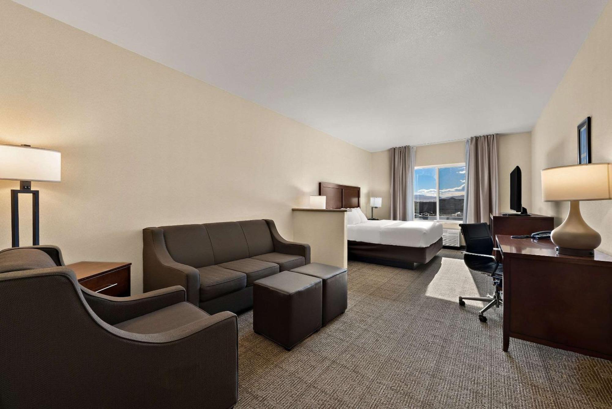 Comfort & Airport Convention Center 3*