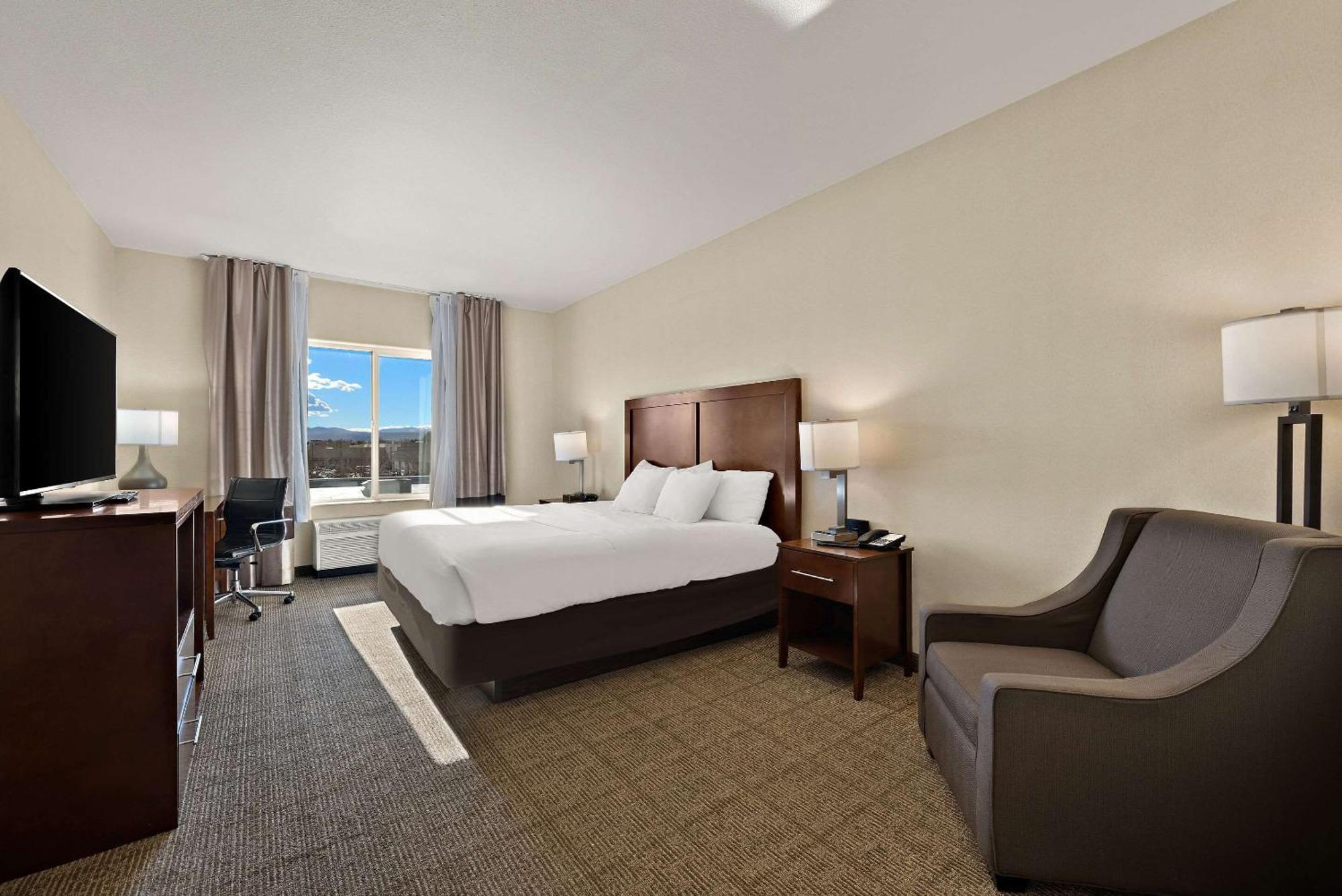 Comfort & Airport Convention Center Hotel