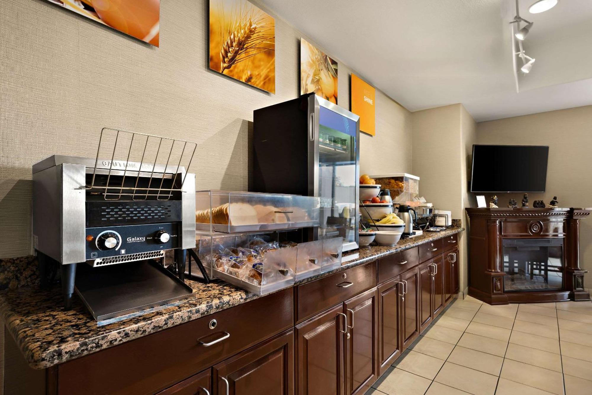 Comfort & Airport Convention Center Hotel