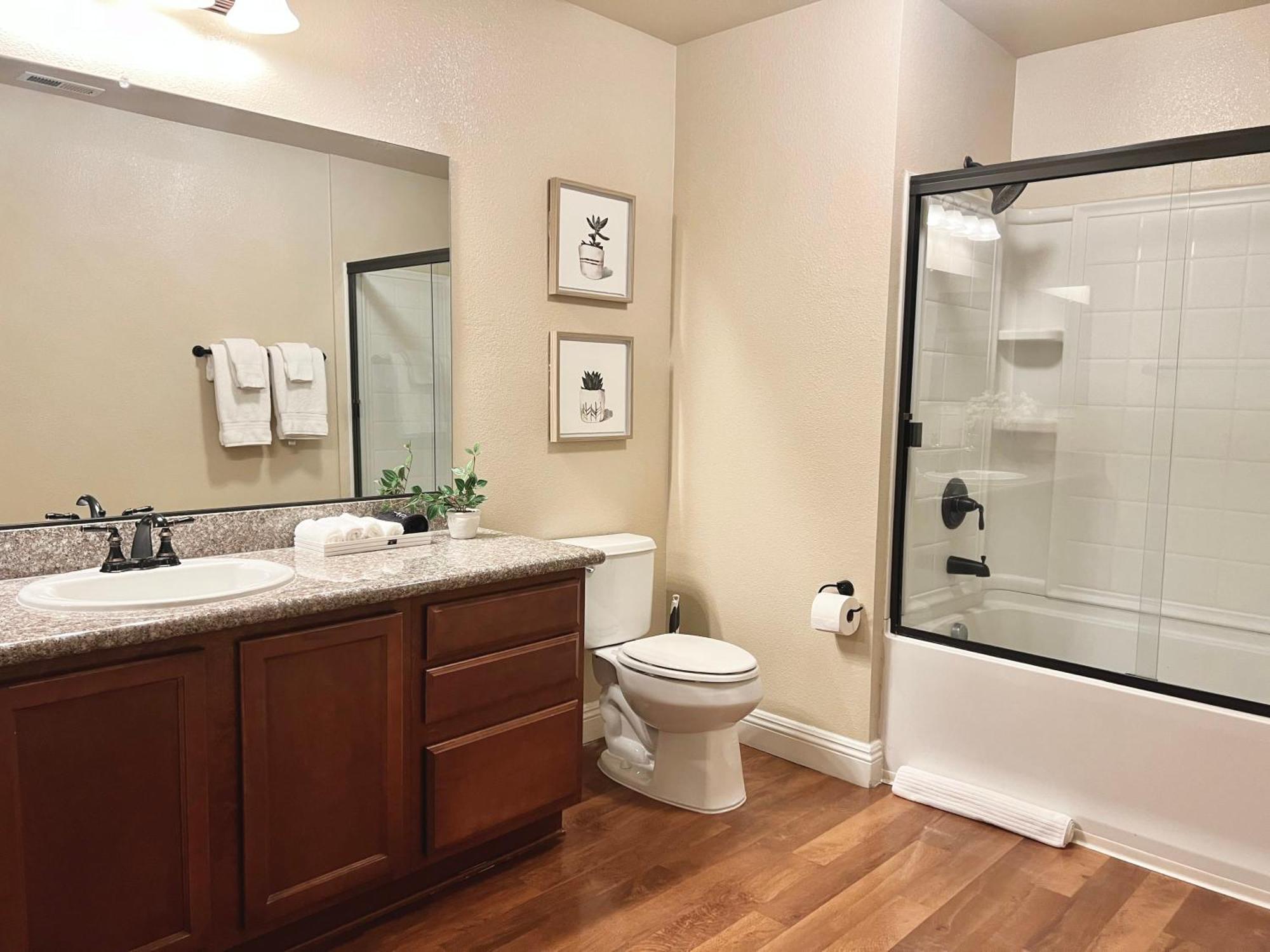 Relaxing 2-br With Pool Hot Tub Gym And Basketball Court Access Apartment *