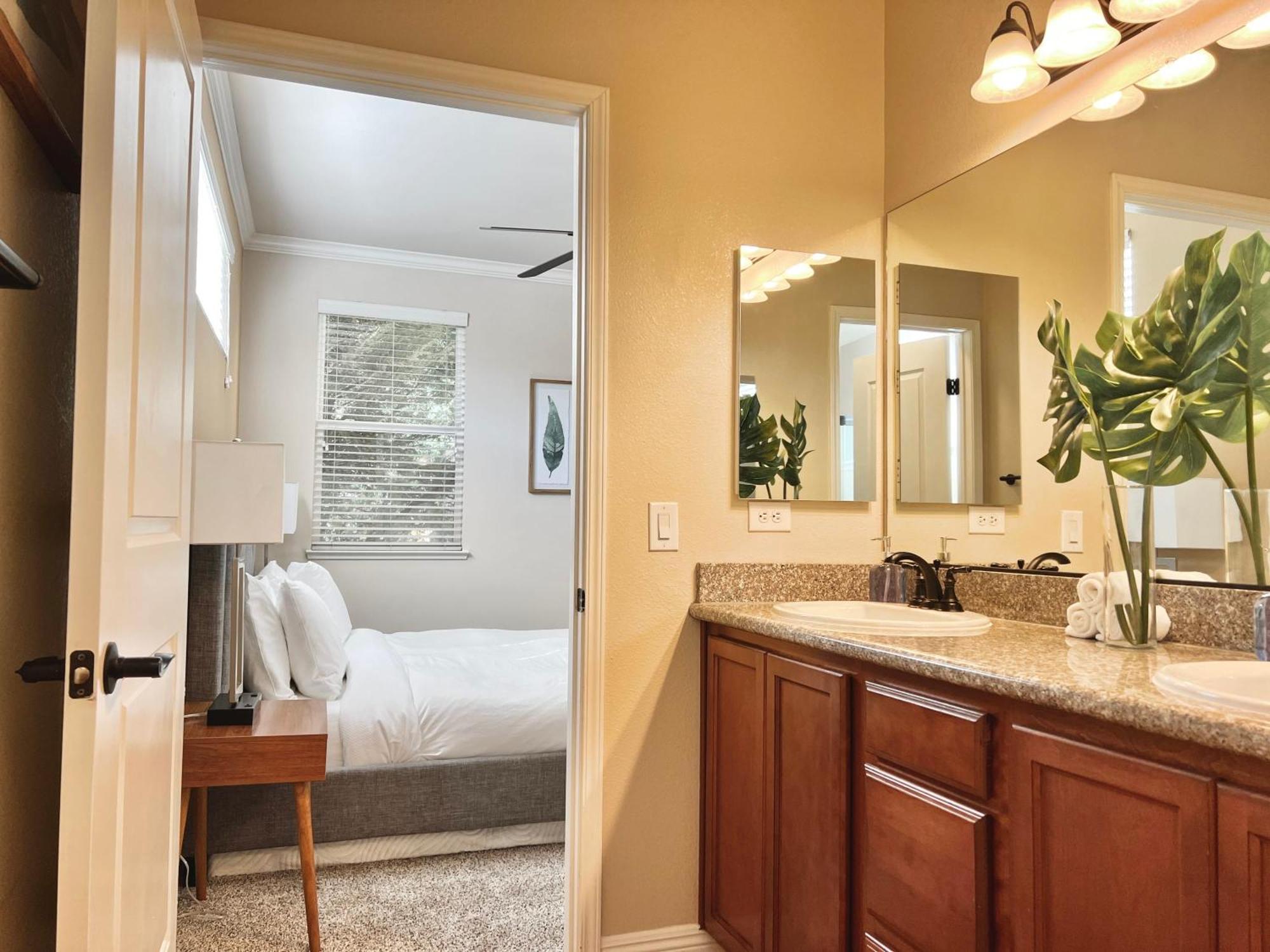 Relaxing 2-br With Pool Hot Tub Gym And Basketball Court Access *