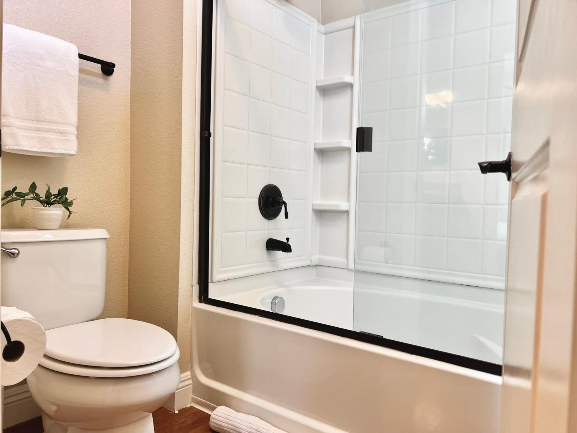 Relaxing 2-br With Pool Hot Tub Gym And Basketball Court Access * Reno