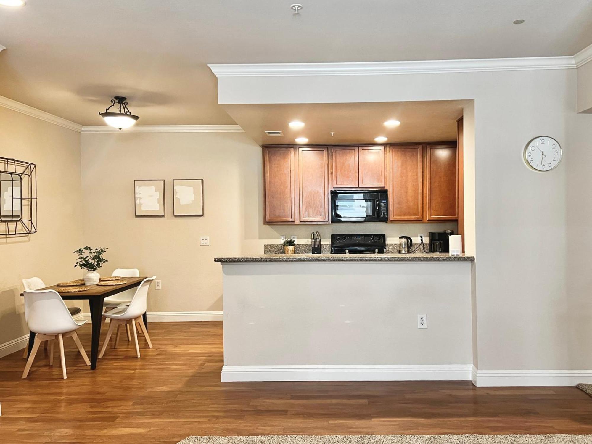 Relaxing 2-br With Pool Hot Tub Gym And Basketball Court Access Apartment *