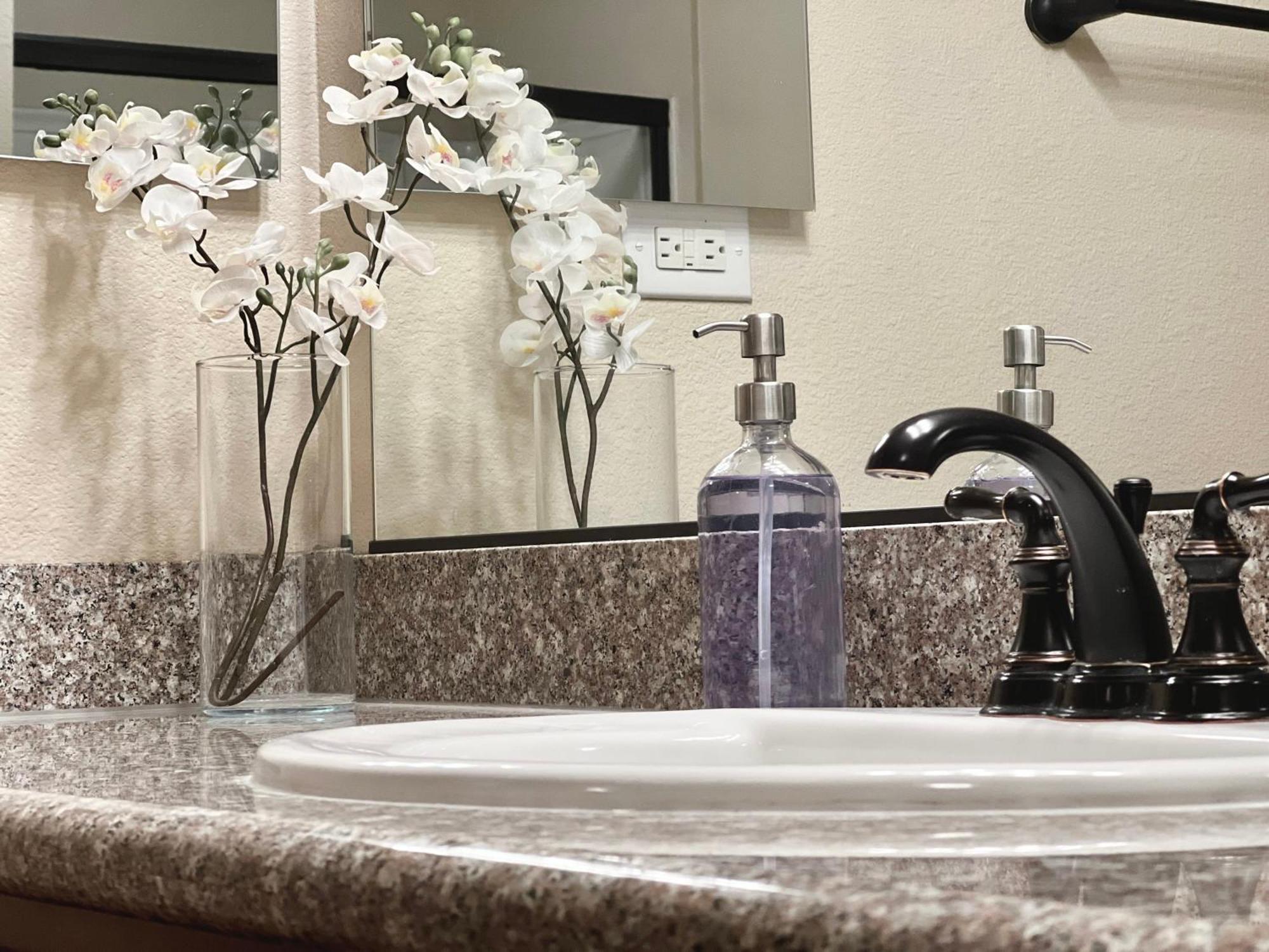 Apartment Relaxing 2-br With Pool Hot Tub Gym And Basketball Court Access