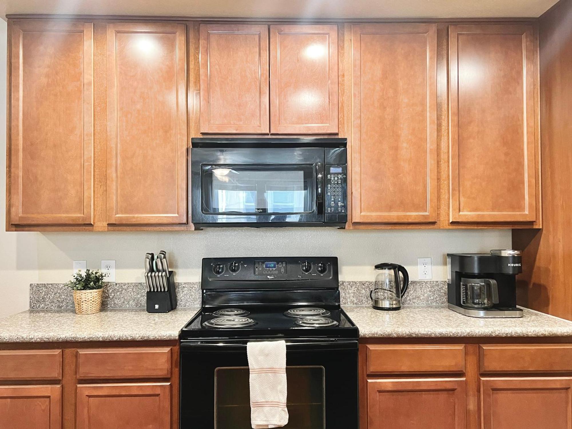 Relaxing 2-br With Pool Hot Tub Gym And Basketball Court Access *