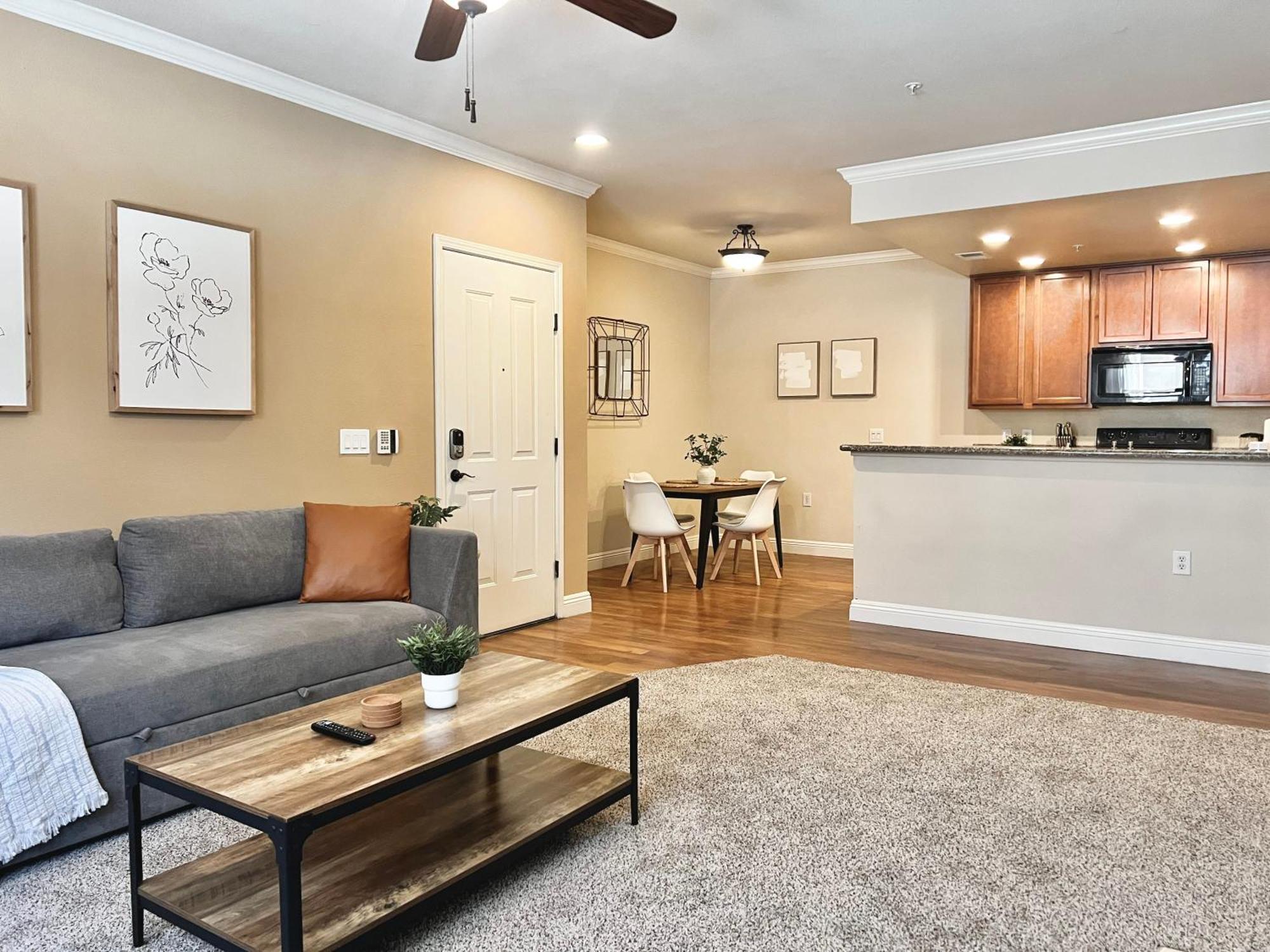 Relaxing 2-br With Pool Hot Tub Gym And Basketball Court Access Apartment *