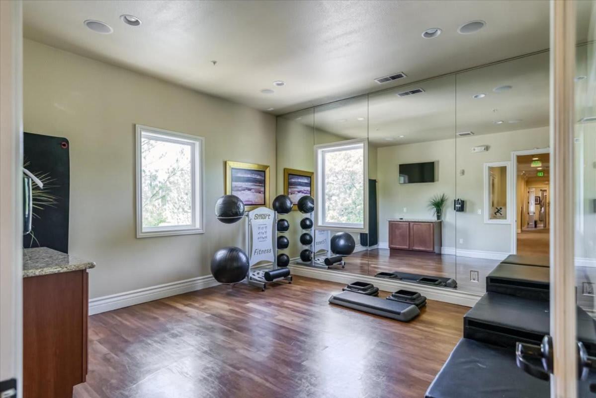Relaxing 2-br With Pool Hot Tub Gym And Basketball Court Access Reno