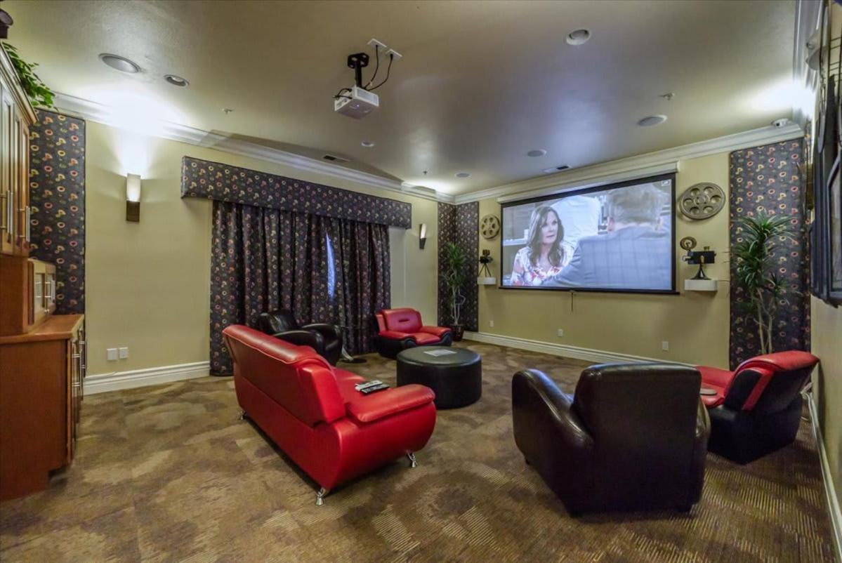 Relaxing 2-br With Pool Hot Tub Gym And Basketball Court Access Apartment Reno