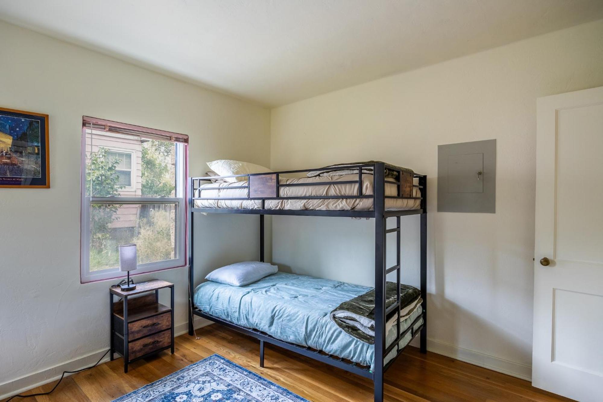 Holiday home Cozy 2br Near Unr With Large Deck & Parking