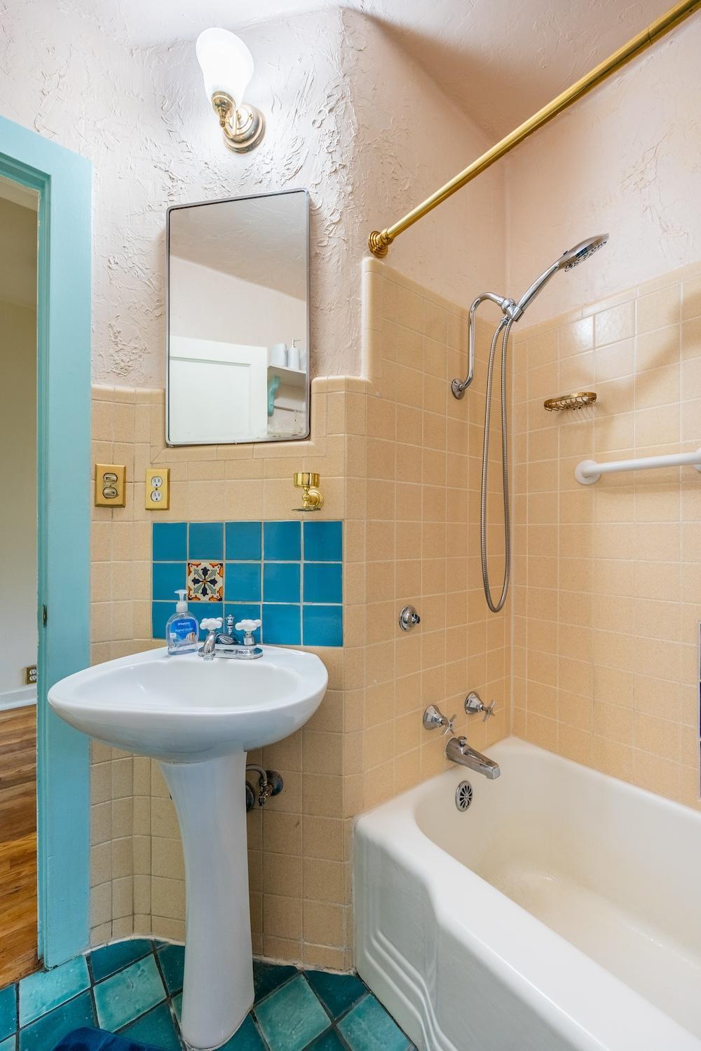 Cozy 2br Near Unr With Large Deck & Parking