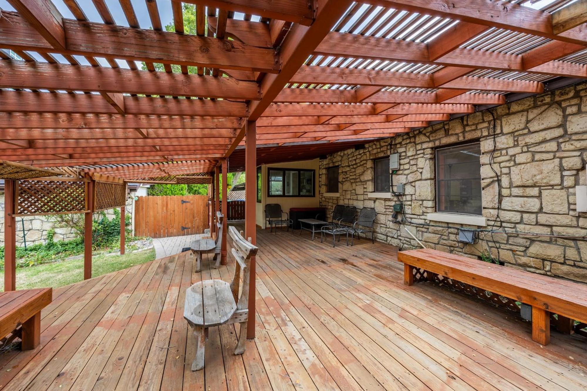 Holiday home Cozy 2br Near Unr With Large Deck & Parking