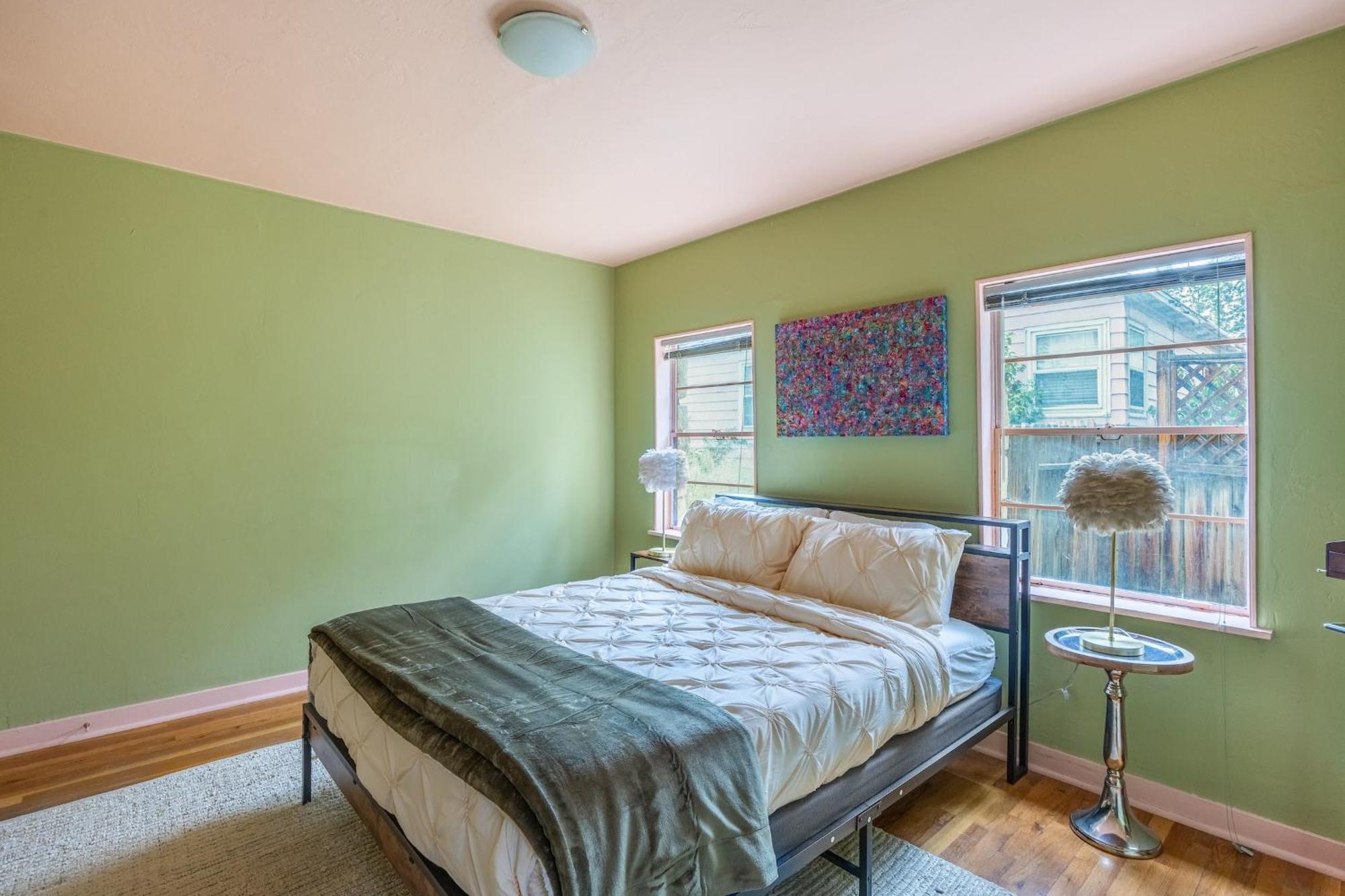 Cozy 2br Near Unr With Large Deck & Parking Holiday home *