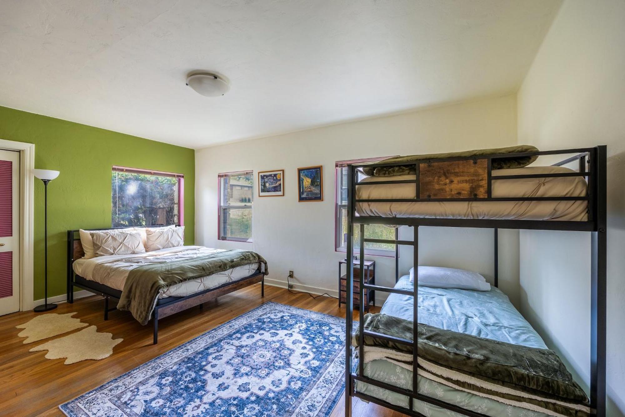 Cozy 2br Near Unr With Large Deck & Parking Holiday home Reno