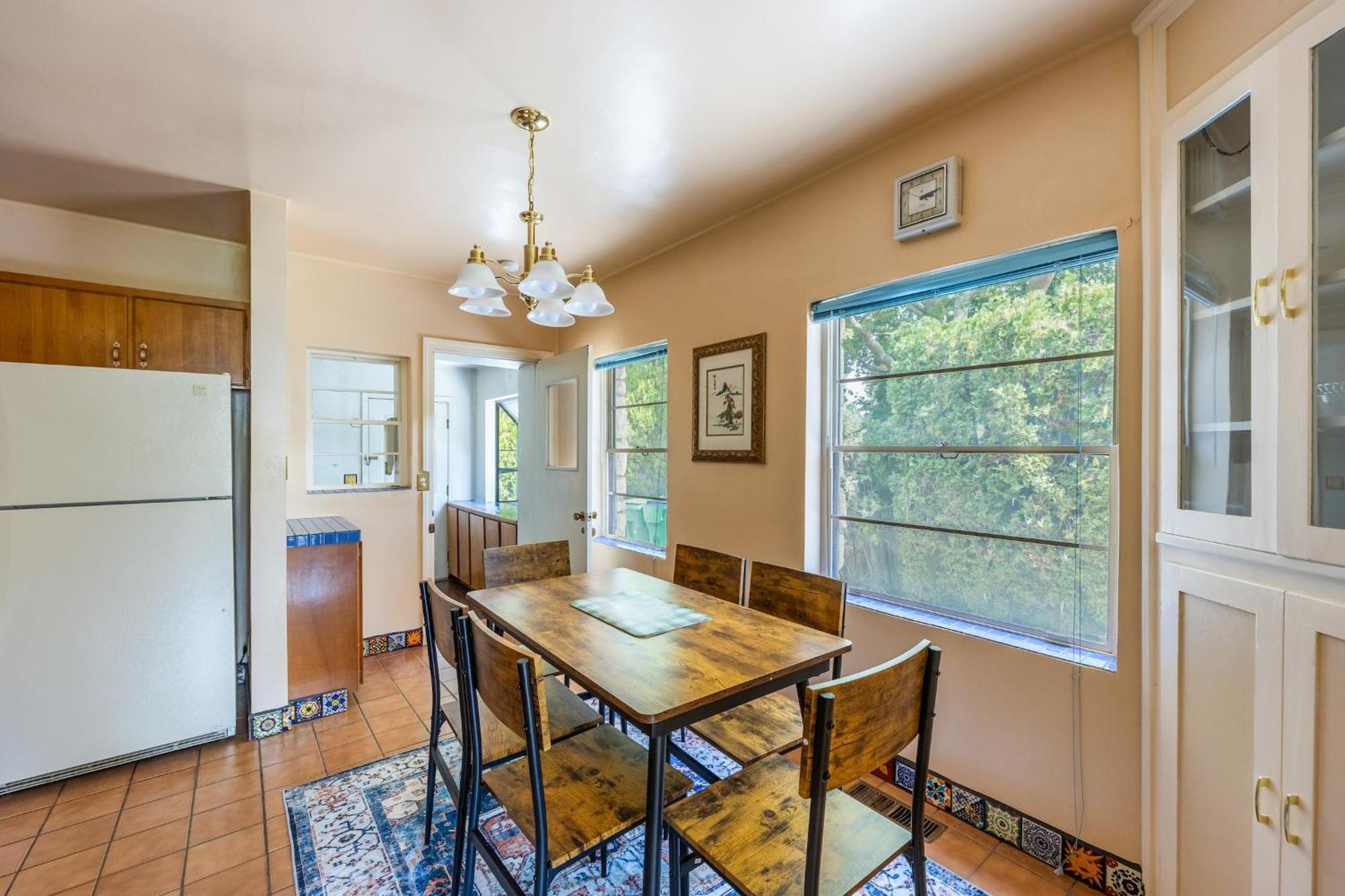 Cozy 2br Near Unr With Large Deck & Parking Reno
