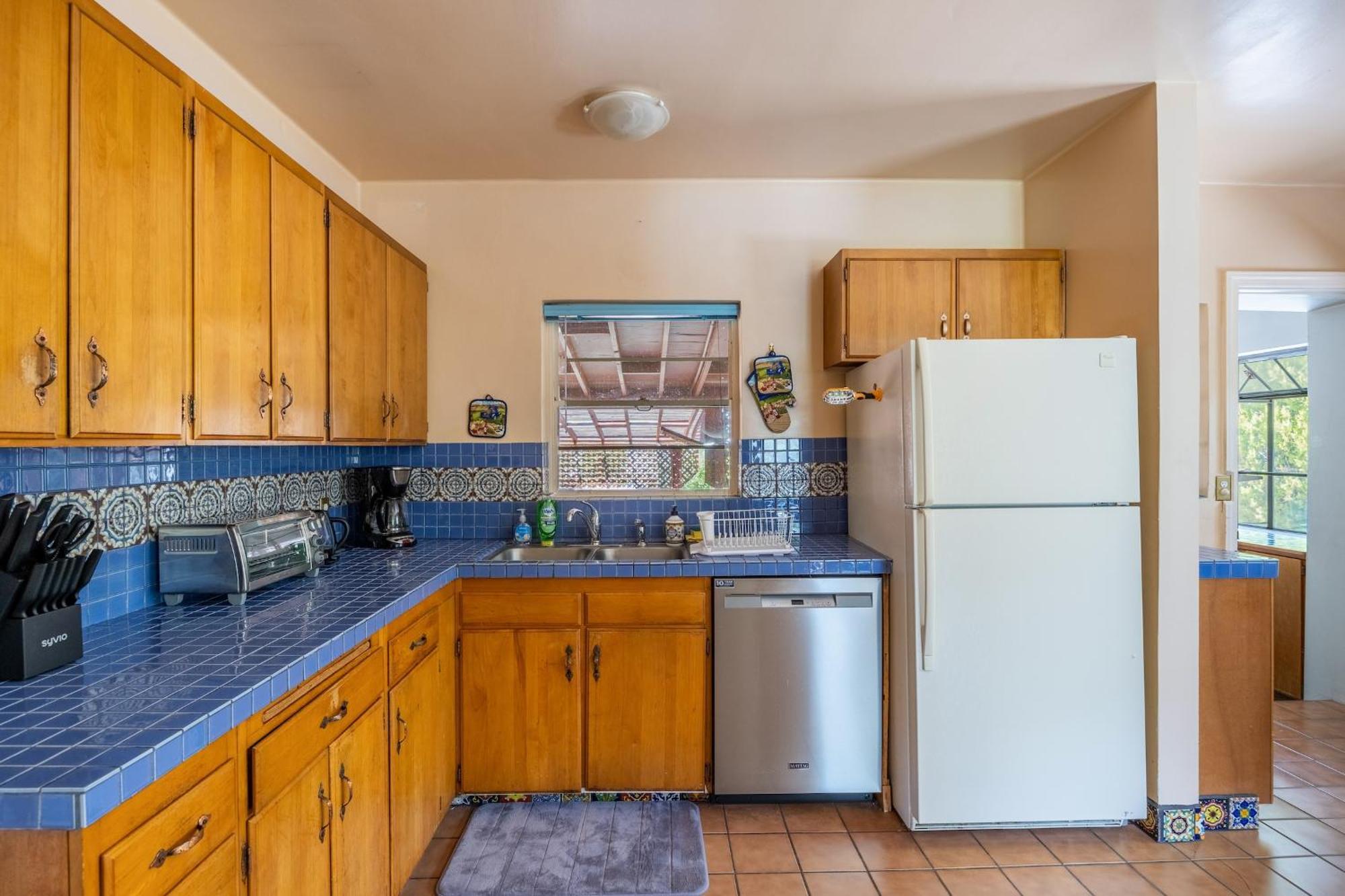 Cozy 2br Near Unr With Large Deck & Parking