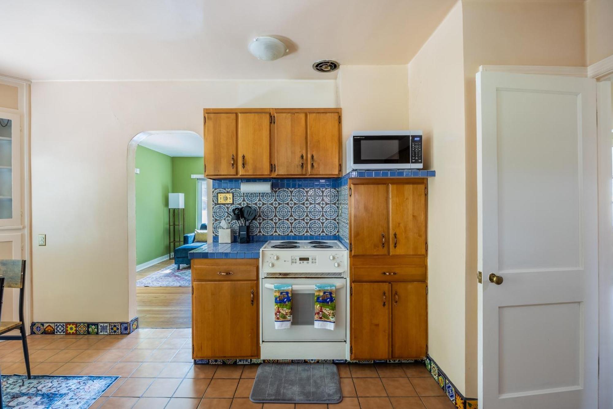 Holiday home Cozy 2br Near Unr With Large Deck & Parking
