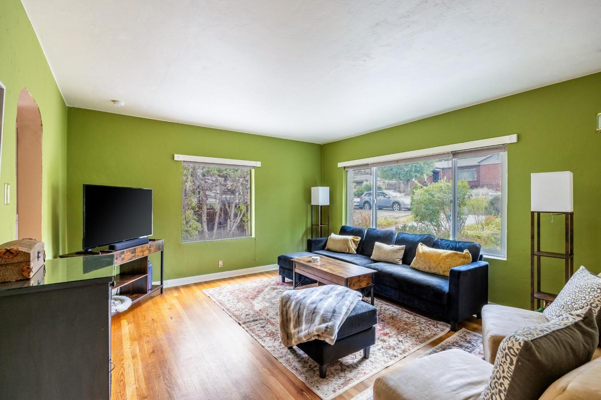 Cozy 2br Near Unr With Large Deck & Parking Holiday home *