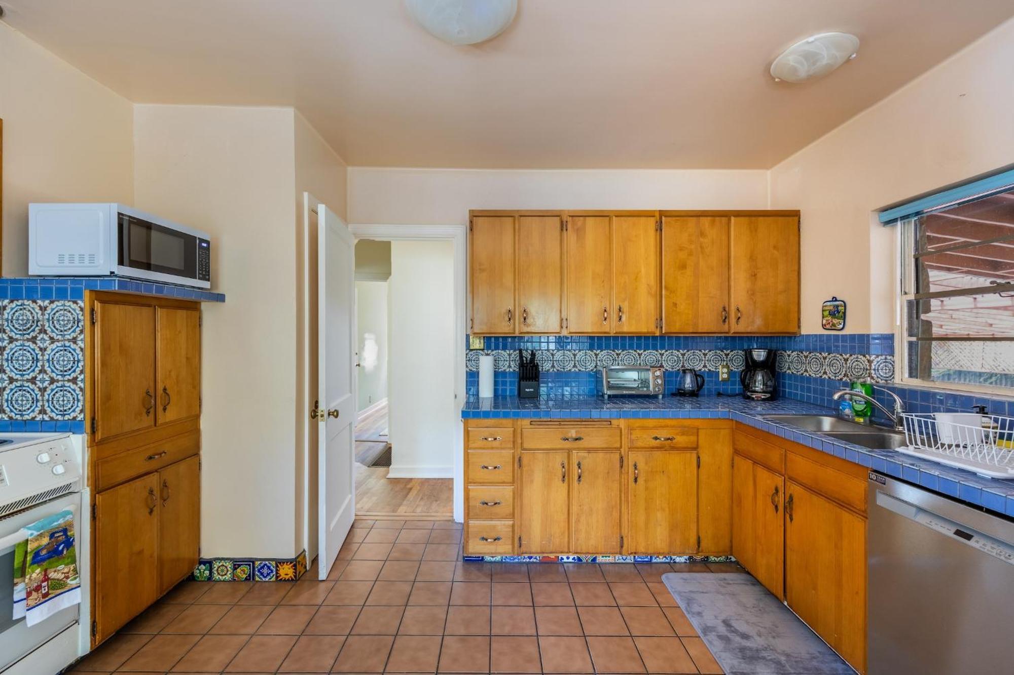 Cozy 2br Near Unr With Large Deck & Parking Holiday home Reno